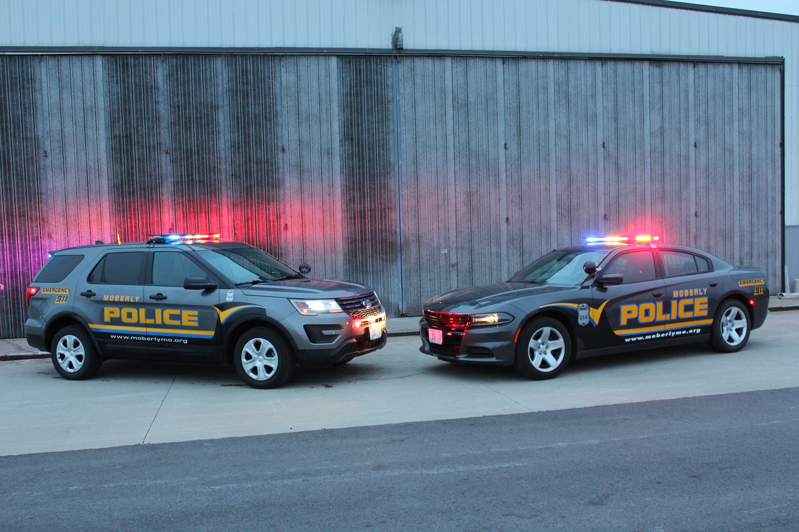 Image of Moberly Patrol Car and SUV facing each other with lights flashing
